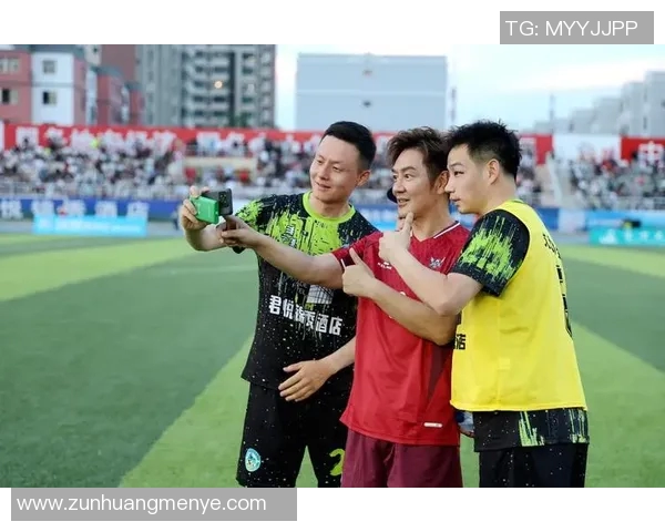 以足球球星定妆照展现绿茵激情与时尚魅力的独特融合 以足球球星定妆照展现绿茵激情与时尚魅力的独特融合