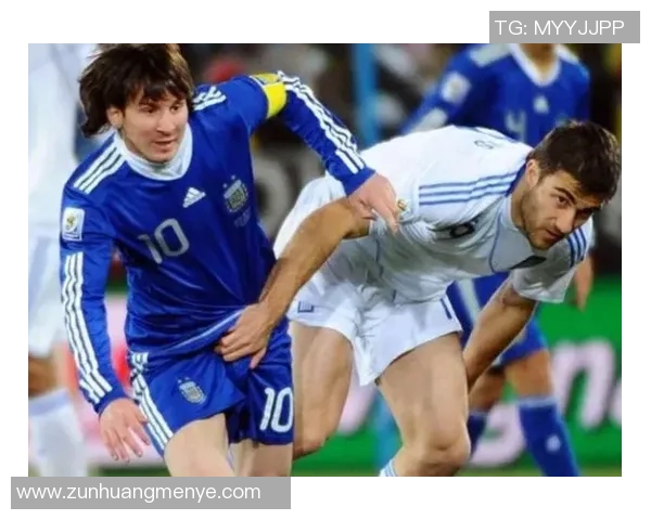 球星足球场上爆笑瞬间盘点:从失误到奇葩动作笑翻全场 球星足球场上爆笑瞬间盘点:从失误到奇葩动作笑翻全场